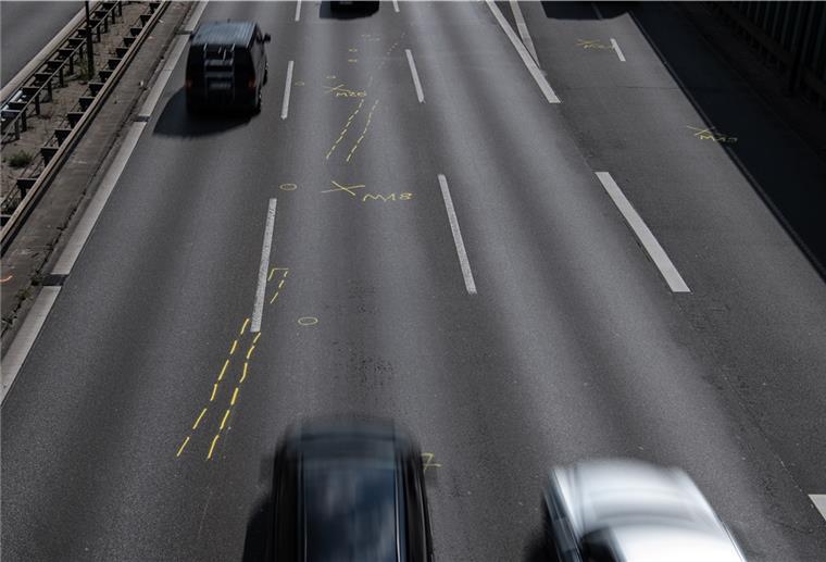 Islamistischer Anschlag auf Berliner Autobahn Von der Polizei mit Kreide markierte Bremsspuren sind auf der A 100 in Höhe der Ausfahrt Alboinstraße zu sehen. Dort kam am späten Dienstagabend ein Mann mit seinem Auto zum Stehen, der zuvor mehrere Unfälle verursacht hatte.