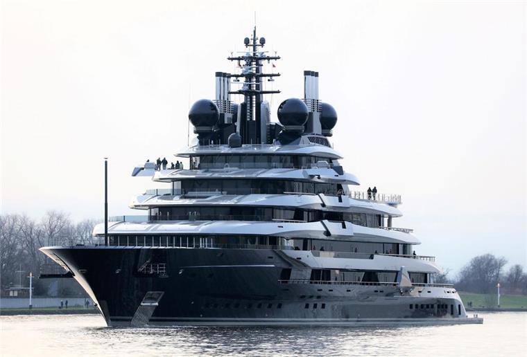 Megayacht „Luminance“ verlässt Lürssen Werft - und nimmt Kurs auf Norwegen Megayacht "Luminance" auf der Weser