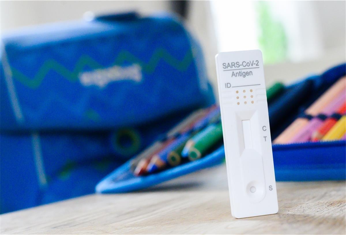 Schulleitungsverband: Chaos bei Start mit Testpflicht Von diesem Montag an müssen sich Kinder, Jugendliche und Schulpersonal zweimal pro Woche vor Unterrichtsbeginn zu Hause auf das Coronavirus testen.