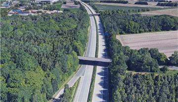 Von dieser Brücke bei Debstedt wurde ein Gegenstand auf die A27 geworfen.