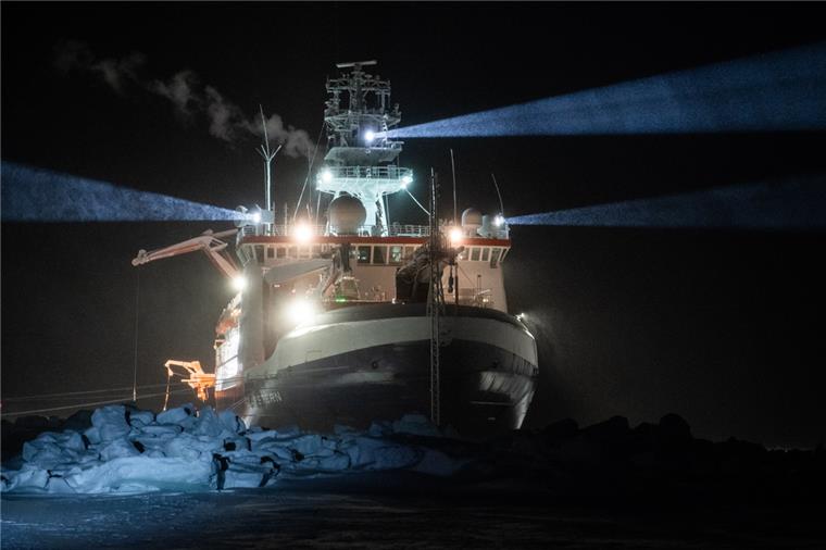 "MOSAiC"-Expedition: Wenn Eisbären-Besuche zur Regel werden Von Dunkelheit umgeben ist die „Polarstern“ momentan täglich. In der Arktis ist Polarnacht.
1000 Kilometer vom nächsten Menschen entfernt driftet das Schiff des Alfred-Wegener-Instituts (AWI) im Eis.