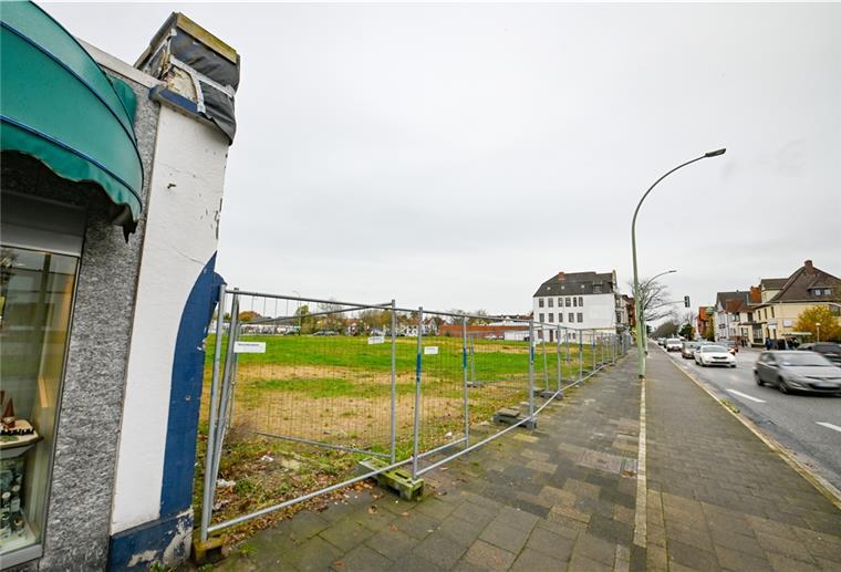 Was sich Händler von Wulsdorfs neuer Mitte versprechen Von einem florierenden Ortsteilzentrum ist Wulsdorf weit entfernt. Auf der eingegrünten Abrissfläche wird ab Februar 2022 das neue Zentrum gebaut.