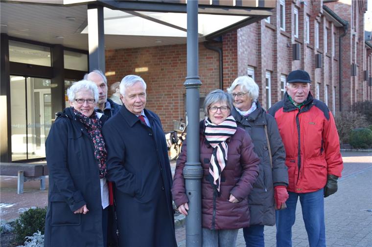 Sittensen: Senioren kämpfen für Mehrgenerationenhaus Von einem Mehrgenerationenhaus träumt der Sittenser Seniorenbeirat, von einem Treffpunkt für Jung und Alt, mitten im Ort. „Wir könnten uns die alte Volksbank dafür sehr gut vorstellen“, sagt die Beiratsvorsitzende Jutta Fettköter (Mitte).