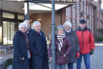 Von einem Mehrgenerationenhaus träumt der Sittenser Seniorenbeirat, von einem Treffpunkt für Jung und Alt, mitten im Ort. „Wir könnten uns die alte Volksbank dafür sehr gut vorstellen“, sagt die Beiratsvorsitzende Jutta Fettköter (Mitte).  