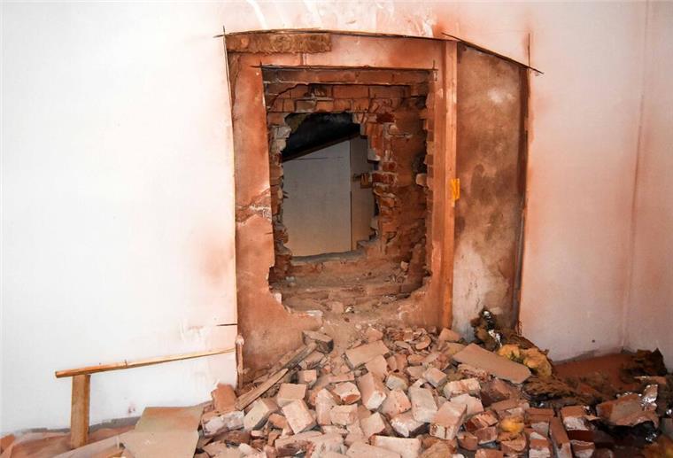 Bremerhaven: Einbrecher kommen durch ein Loch in der Wand Durch dieses Loch kamen die Einbrecher.
