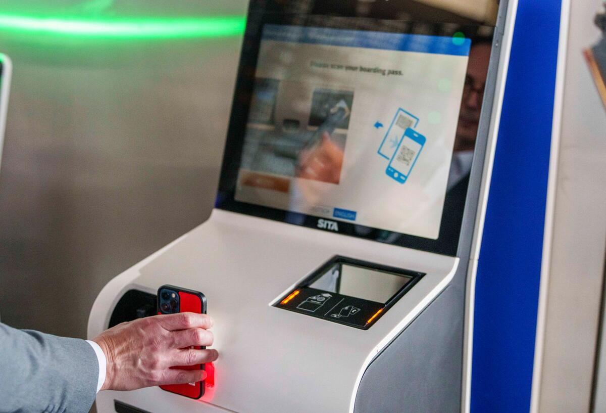 Neu im November: 6 Änderungen, die jeder kennen sollte Symbolbild zu Ryanair macht Schluss mit Papier: Ein QR-Code mit Reisedaten wird vom Scanner des Check-in Automaten gelesen.