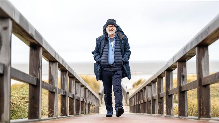 Ostfriesenkrimi-Autor Klaus-Peter Wolf wird 70 Von Gelsenkirchen-Ückendorf nach Ostfriesland: Klaus-Peter Wolf am Strand von Norddeich.