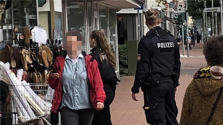 Das Opfer von der Geeste-Brücke: Ihr Freund schlug sie immer wieder Von Geschäft zu Geschäft ging die Polizei in Bremerhaven-Lehe in der Hafenstraße. Sie suchte offenbar nach Hinweisen, wo und mit wem die Frau an den letzten Tagen ihres Lebens unterwegs war, deren Leiche am 5. September nahe der Geeste-Brücke gefunden wurde.