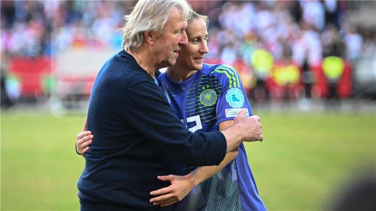 Olympia-Heldin Ann-Katrin Berger ist Fußballerin des Jahres Von Horst Hrubesch zur Nummer eins befördert: Ann-Katrin Berger