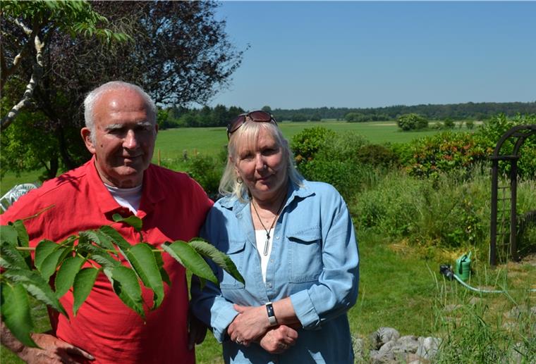 Protest gegen Solarpark in Bokel: Das macht die Natur kaputt Von ihrem Grundstück am Ortsrand von Bokel blickt man in die Wiesen. Jetzt aber fürchten Rolf und Jutta Richter den geplanten Solarpark, der in geschätzt 700 Metern Entfernung entstehen soll.