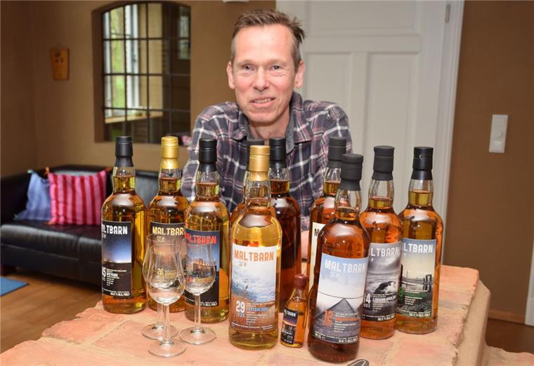 Whiskys der Spitzenklasse werden von Seefeld aus in alle Welt verschickt Von jeder seiner inzwischen 100 Abfüllungen hat Martin Diekmann einen kleinen Teil für seine private Sammlung aufbewahrt. Die meisten der Whiskys sind schon längst ausverkauft.