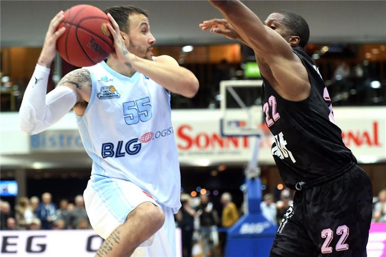 Neuer Eisbären-Profi soll in der nächsten Woche da sein Von Jordan Brangers (links) haben sich die Eisbären kurz vor Weihnachten getrennt. Die Suche nach einem Ersatz für den Shooting Guard läuft noch.