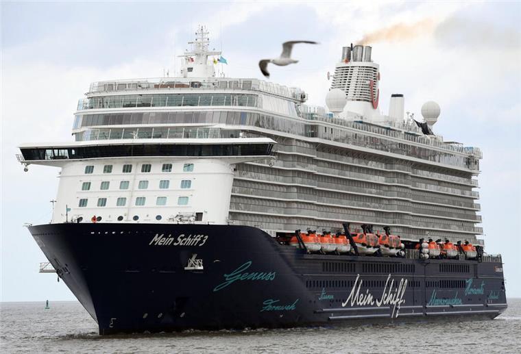 Mega-Andrang am Kreuzfahrtterminal: Das erwartet Schiff-Fans 2025 in Bremerhaven Die Mein Schiff 3 fährt auf dem Wasser. Im Jahr 2025 macht sie wieder zahlreiche Mal in Bremerhaven fest.