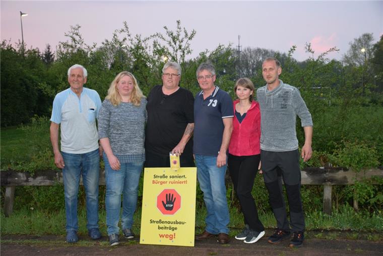 Von links: Horst Wauer, Sandra Müller und Thomas Müller sind die Initiatoren der Interessengemeinschaft, die Unterstützung von Niels Finn vom Niedersächsischen Bündnis gegen Straßenausbaubeiträge erfährt. Petra und Dennis Ebel wollen mit ihrer Facebook-Seite Schwung in die Initiative bringen.