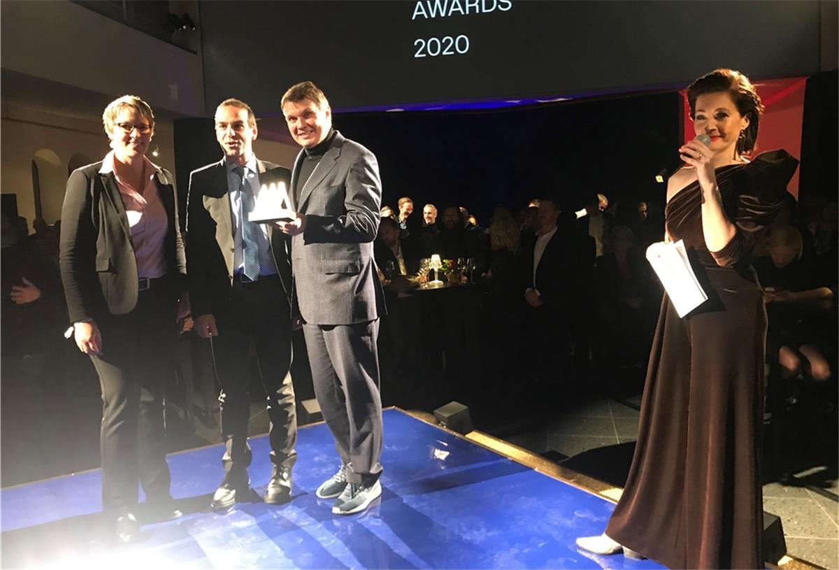 Klimahaus freut sich über „Museums-Oscar“ Von links: Ingrid Hayen (Abteilungsleiterin Marketing). Arne Dunker (Geschäftsführer des Klimahauses) und Burkhard Kieker (CEO Visit Berlin) bei der Preisverleihung in Berlin.