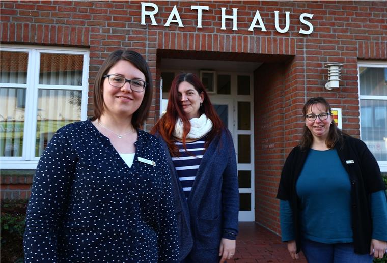 Butjadingen hat aus der Flüchtlingskrise gelernt Von links: Jana Fest, Marlit Schnieder und Nicole Köpke kümmern sich bei der Gemeinde Butjadingen um Flüchtlingsangelegenheiten.