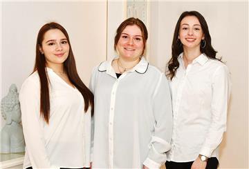 Von links: Marlin Smaguc (Inhaberin), Vanessa Paqué (Studioleitung) und Anna Hewitt(Kosmetikerin).