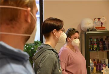 Von links: Maurice Imm (22), Jamira Zoschke 16) und Laura Wolf (27) gehören zu den Teilnehmenden der Schulung zum Corona-Tester. 