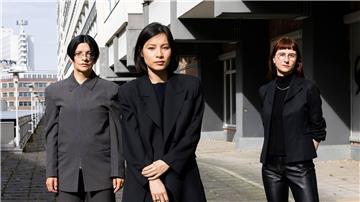 Von links nach rechts: die Künstlerinnen Henrike Naumann und Sung Tieu neben der Kuratorin Kathleen Reinhardt.