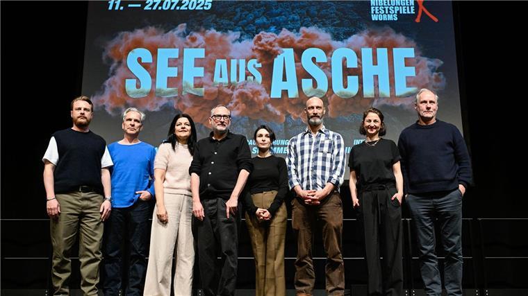 Von links nach rechts: Eivin Nilsen Salthe (l-r), Hans-Werner Leupelt, Jasmin Tabatabai, Dramatiker und Autor Roland Schimmelpfennig, Regisseurin Mina Salehpour, sowie die Schauspieler Andreas Grötzinger, Lisa Natalie Arnold und Wolfram Koch bei einer Pressekonferenz zu den Wormser Festspielen. (Archivbild)