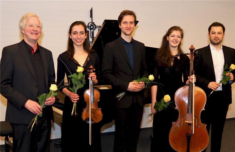 Brake: Junge Musiker begeistern das Publikum Von links: Prof. Hanns-Martin Schreiber war gemeinsam mit den Studentinnen und Studenten Theresa Sophie Reustle, Julian Clement, Friederike Seeßelberg und Andrej Romanishyn aus Leipzig angereist.