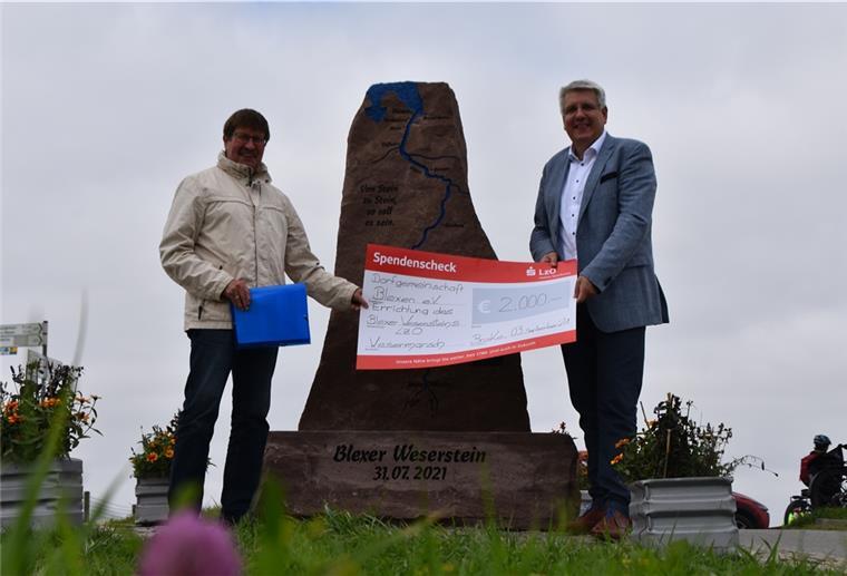 2000 Euro für den Blexer Weserstein Von links: Rolf Bultmann, Vorsitzender der Dorfgemeinschaft Blexen e.V., nimmt 2000 Euro Fördermittel von Andreas Vollert, Regionaldirektor der LZO Wesermarsch, entgegen.