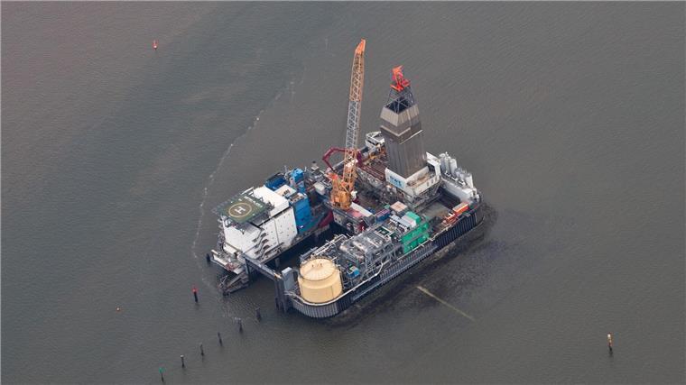 Umwelthilfe klagt gegen Ölförderung auf der Mittelplate Von Mittelplate aus wird seit 1987 Öl in der Nordsee gefördert. (Archivbild)