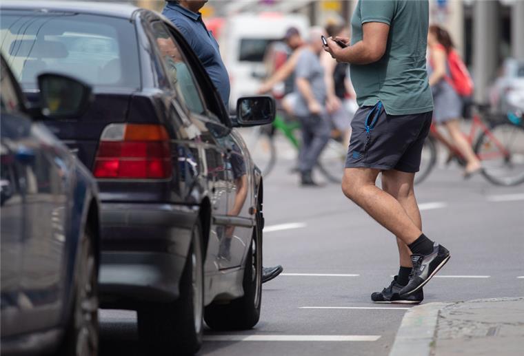 Unfall zwischen Fußgänger und Autofahrer: Wer haftet? Von motorisierten Verkehrsteilnehmern geht zwar eine größere Gefahr aus, trotzdem trifft sie bei Unfällen nicht immer die alleinige Schuld.