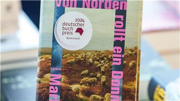 „Von Norden rollt ein Donner“ von Markus Thielemann ist für den Deutschen Buchpreis nominiert. (Archivbild)