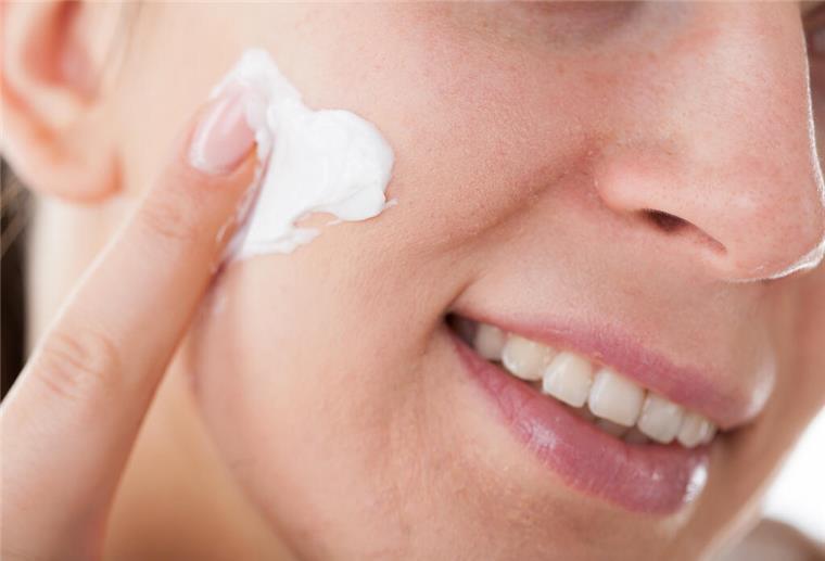 Periorale Dermatitis: Warum zu viel Hautpflege schadet ARCHIV - Zum Themendienst-Bericht vom 10. Januar 2019: Eine Tagescreme für den Winter sollte mehr Fett enthalten als für den Sommer. Foto: Christin Klose/dpa-tmn - Honorarfrei nur für Bezieher des dpa-Themendienstes +++ dpa-Themendienst +++