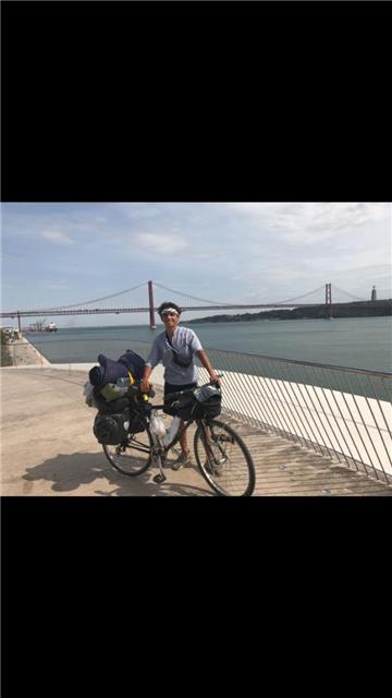 Von Portugal ist der Hagener trotz der körperlichen Mühen schwer begeistert. „Wunderschön. Das Schönste, was ich auf der Tour gesehen habe“, sagt
er. Das geht vom Grenzübergang über das Zelten an der Algarve direkt bis hin zum Besuch in Lissabon mit der Ponte Vasco da Gama.