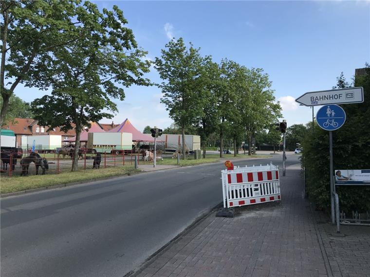 Rodenkirchen: Eltern sorgen sich um Sicherheit ihrer Kinder Von rechts kommen die Kinder aus der Schule, konnten bis gestern Mittag jedoch nicht die Ampel nutzen und über den Marktplatz fahren, da dort die Tiere des Zirkus ruhten. Bei Veranstaltungen kommt es zum Ärger der Rodenkircher immer wieder zu diesem Problem.