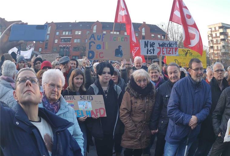 Demos gegen Rechtsextremismus zwischen Jade, Weser und Elbe: Die besten Bilder Von rund 3000 Teilnehmern sprechen die Veranstalter der Demo in Nordenham.