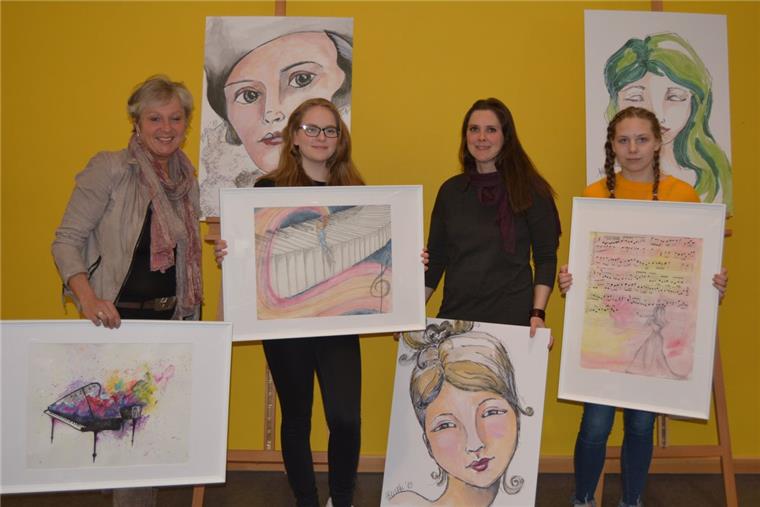 Frauen-Musik im doppelten Sinne in der IGS Zeven Von Schülern der IGS gefertigte wunderschöne Bilder wurden zum Konzert im Forum der Gauß-Schule ausgestellt – hier präsentiert von (von links) Stephanie Jordan (Didaktische Leiterin IGS), Diana Reiswisch (Klasse 9C), Diana Hohenstein (Kunstlehrerin IGS) und Maggy Walter (Klasse 9C).
