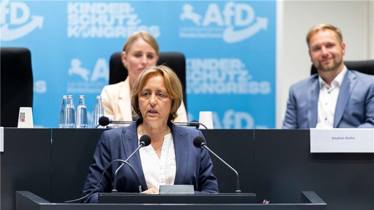 Proteste begleiten AfD-Kinderschutzkongress im Landtag Von Storch attackiert beim Kongress der AfD-Landtagsfraktion die Pride-Bewegung.