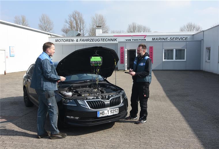 Umfassender Service für jeden Von Twistern repariert jedes Fabrikat; im Analyse-Gespräch Markus Monsees, Kfz-Servicetechnikerund Bosch-Systemtechniker (links) mit Werkstattmeister Mario Roggenkamp.
