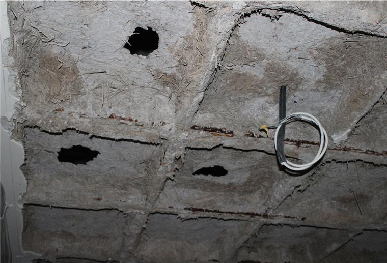 Von unten sind die Schäden an der Geschossdecke im Südtrakt des Gymnasiums Langen gut zu erkennen. Eine Sanierung ist laut Gutachter nicht möglich, die Decke muss komplett erneuert werden.