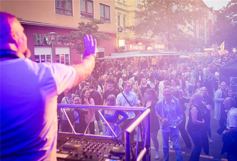 Das Aus für das Straßenfest „Alte Bürger“: Wird es bald eine Alternative geben? Tausende köderte das beliebte Bremerhavener Straßenfest Alte Bürger. Nach 41 Jahren haben die Initiatoren nun das Aus verkündet.
