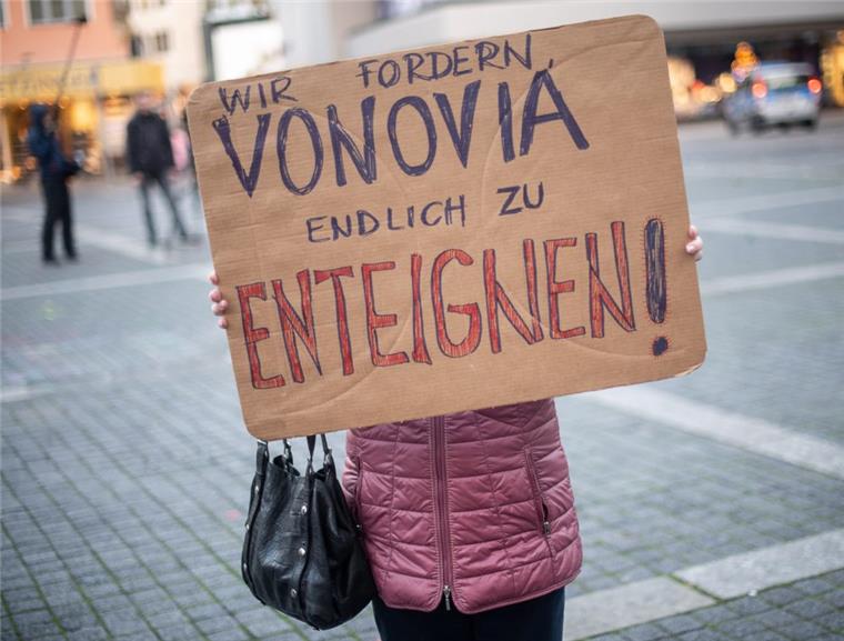 Linke wollen Vermieter in Bremen enteignen "Vonovia enteignen" wird bei einer Demonstration gefordert.