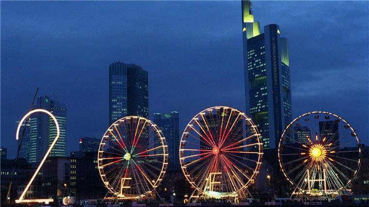 Ist schon ein Viertel des 21. Jahrhunderts vorbei? Vor 25 Jahren - Ende 1999 - bildeten eine große Stahl-„2“ und drei Riesenräder in Frankfurt/Main die Jahreszahl „2000“. (Archivbild)