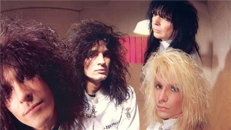 Mötley Crüe: Jubiläumsausgabe von Kultalbum „Dr. Feelgood“ Vor 35 Jahren veröffentlichte die Hardrock-Band Mötley Crüe ihr erfolgreichstes Album: (l-r) Nikki Sixx, Tommy Lee, Vince Neil und Mick Mars (hinten).