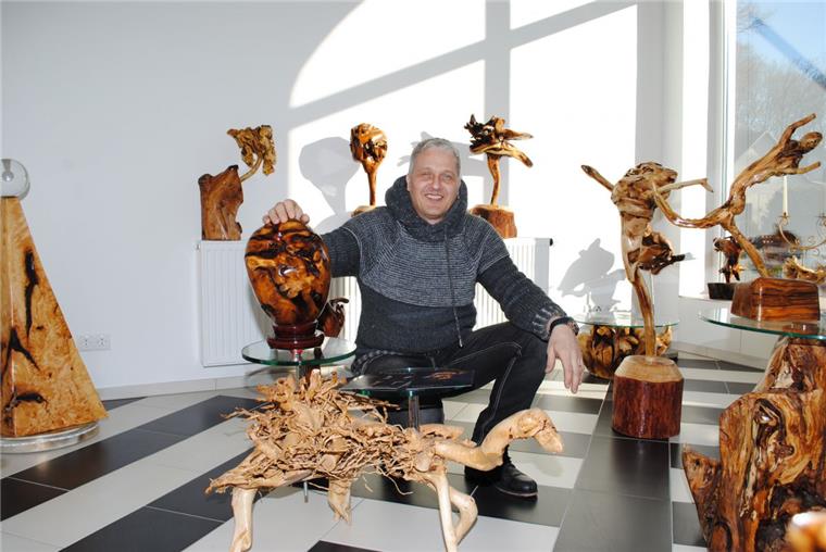 Vor acht Monaten kreierte er seine ersten Kunstwerke aus Baumwurzeln, etwa 200 Objekte in allen Größen und Preisklassen sind seitdem entstanden.