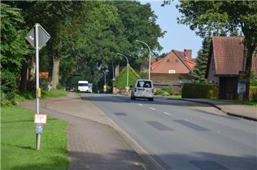 Vor allem bergab Richtung Ortsausgang und weiter nach Ostereistedt sind in der Rhadereistedter Hauptstraße mehr als die Hälfte der Autofahrer deutlich zu schnell unterwegs. Das hat eine zehntägige Messung ergeben. Der Gemeinderat bemüht sich um einen stationären Blitzer.