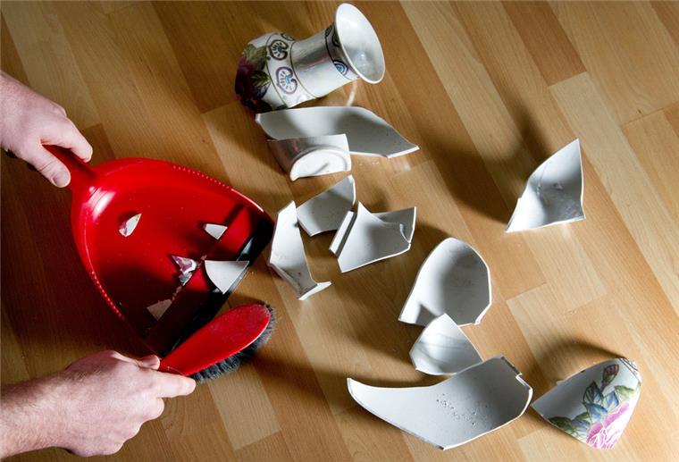 Stichtag: Viele Versicherungen sind bis 30. September kündbar Vase in Scherben