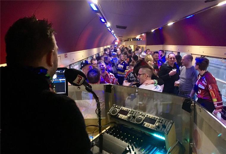 Mit dem Sonderzug nach Mannheim: 600 Fans begleiten die Pinguins Vor allem im „Sambawagen“ - wie hier im vergangenen Jahr auf dem Weg nach Köln - wird gefeiert.