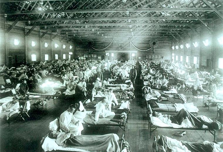 Wenn Corona auf Influenza trifft Schwarz-weiß Foto mit vielen Menschen in Krankenbetten.