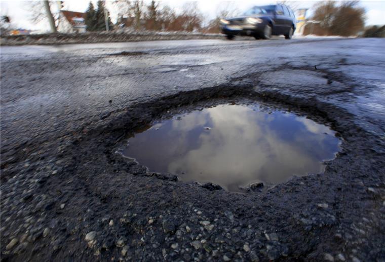 Diese Straße im Cuxland ist am Schlechtesten in Schuss Vor allem im Winter weisen viele Straßen im Cuxland Schäden auf. Welche Strecken besonders sanierungsbedürftig sind, ermittelt die Straßenbaubehörde in Stade alle fünf Jahre.