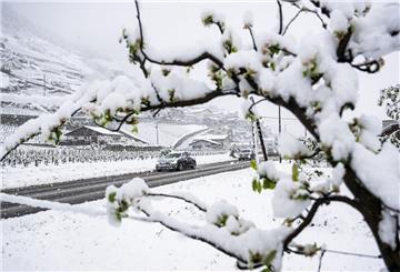 Schnee auf einer Straße 