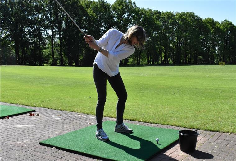 Golf ist elitär und langweilig? Von wegen! Vor allem locker bleiben ist die Devise, wenn der Ball vom sogenannten Tee über den Platz geschlagen werden soll. Das hört sich für mich Anfängerin leichter an, als es dann ist.