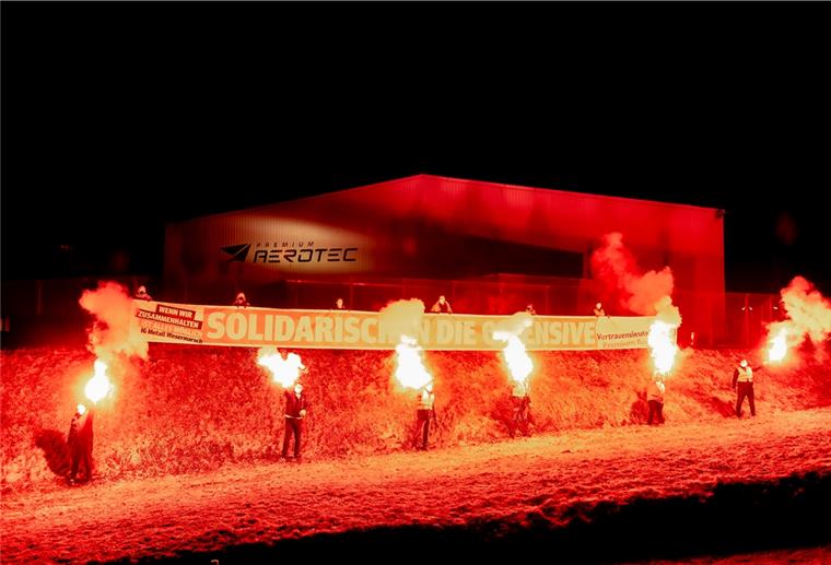 Nächste Woche Warnstreiks in der Wesermarsch Vor Beginn der Frühschicht haben Gewerkschafter von Premium Aerotec in Nordenham am Donnerstag für die Tarifforderungen der IG Metall demonstriert.